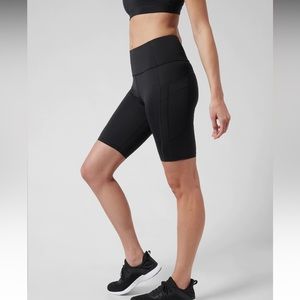 Athleta Ultimate Stash II 9” Short size L